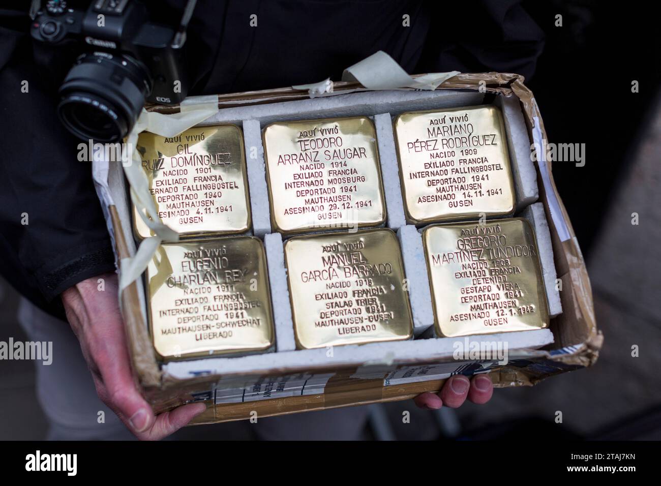 Madrid, Madrid, Spagna. 1 dicembre 2023. JESUS RODRIGUEZ, promotore del progetto Stolpersteine in Spagna, mostra le Stolpersteine che sono state collocate per commemorare i repubblicani spagnoli, deportati nei campi nazisti, che vivevano nel quartiere di Madrid di Arganzuela a Madrid. (Immagine di credito: © Luis Soto/ZUMA Press Wire) SOLO USO EDITORIALE! Non per USO commerciale! Foto Stock