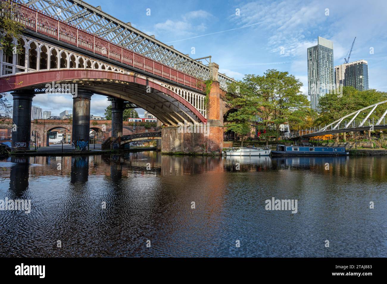 Castlefield Viaduct, un vecchio ponte ferroviario a Manchester, Inghilterra Foto Stock