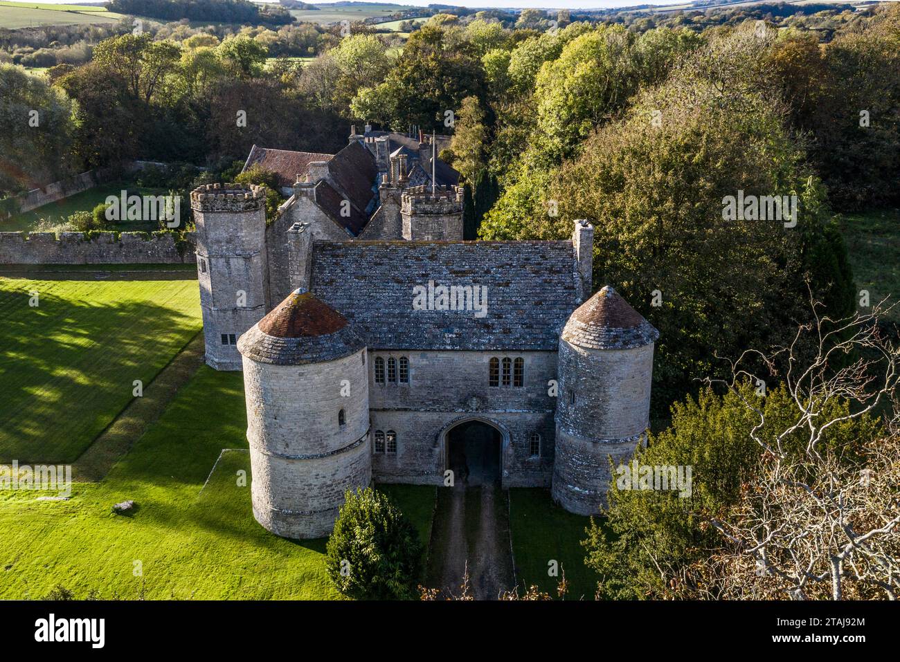 Gatehouse of Wolfeton House isolata dal mondo esterno da un antico bosco nel Dorset, Inghilterra, Regno Unito. Foto Stock