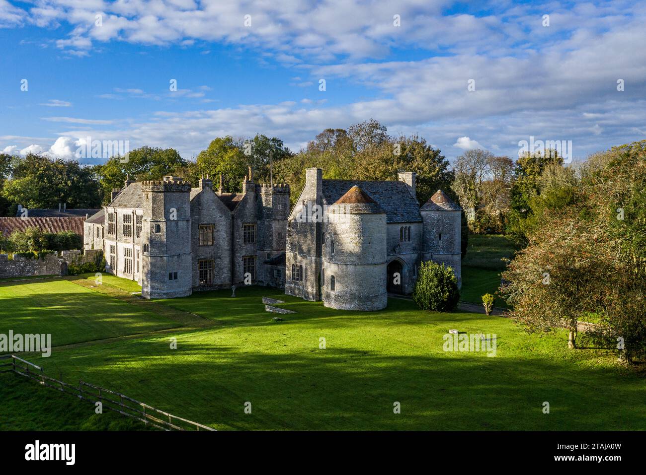 Wolfeton House isolata dal mondo esterno da antichi boschi nel Dorset, Inghilterra, Regno Unito. Foto Stock