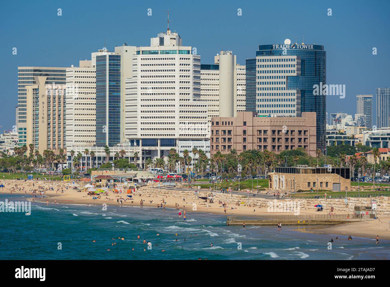 Tel Aviv, Israele. 29 settembre 2023. Vista panoramica della spiaggia della città. Nei giorni caldi, i turisti svolgono attività ricreative in mare, come prendere il sole o nuotare Foto Stock