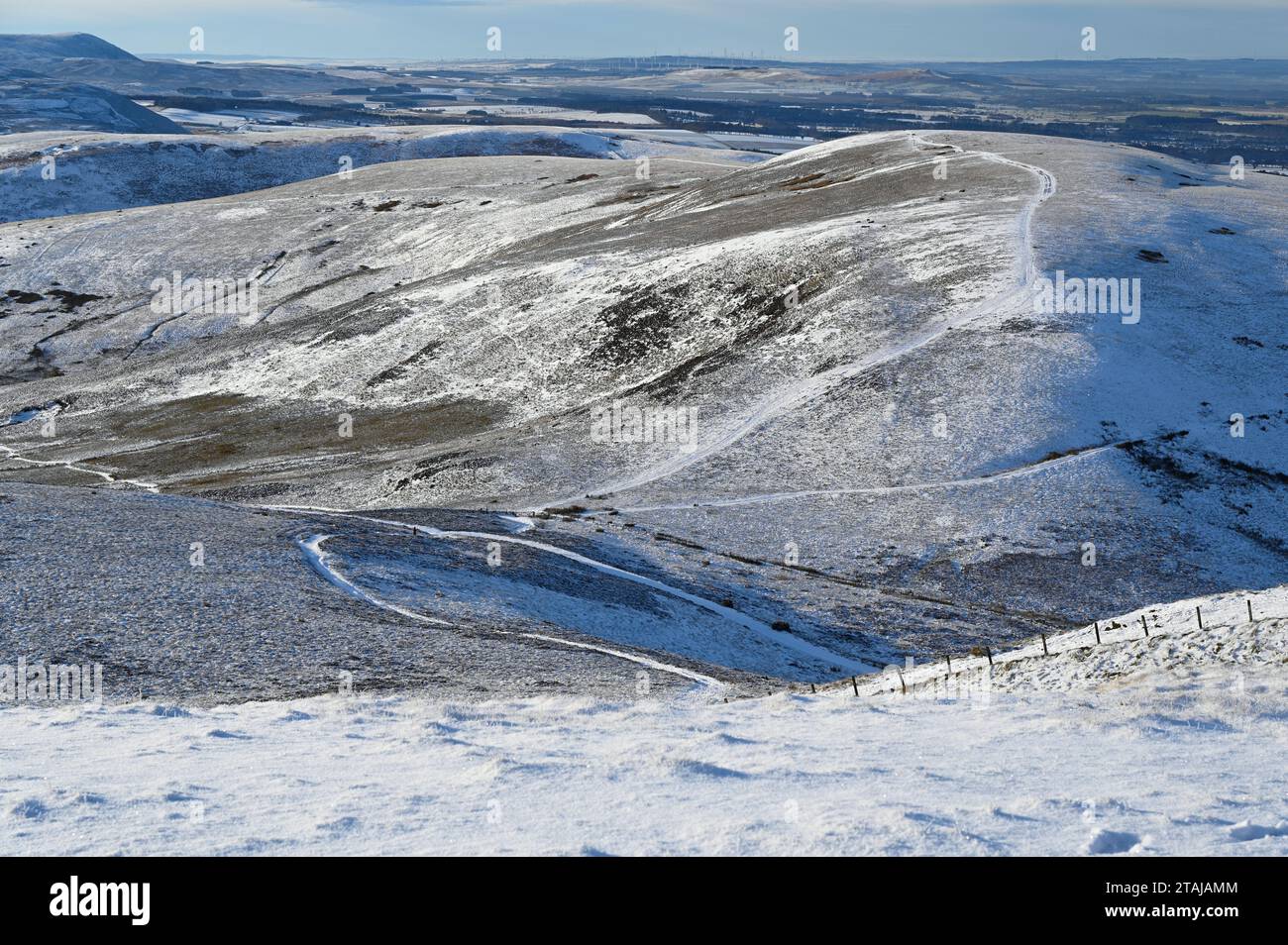 Edimburgo, Scozia, Regno Unito. 1 dicembre 2023. La neve arriva nel Pentland Regional Park. Vista a ovest da Allermuir. Crediti: Craig Brown/Alamy Live News Foto Stock