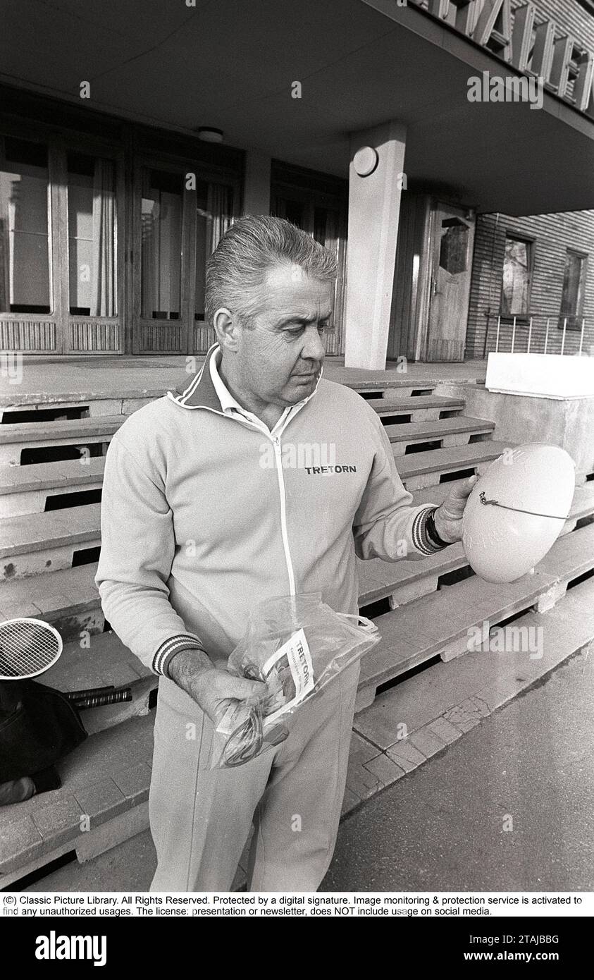 Torsten Johansson. Tennista svedese. 1920-2004. È stato un tennista di successo con numerosi titoli di campionato svedesi. Dopo la sua carriera nel tennis, Torsten è stato un venditore per aziende che hanno sviluppato vari prodotti per il tennis. Presso la società di Helsingborg Tretorn, Johansson ebbe l'idea di un "allenatore di tennis" individuale ed economico. L'invenzione era semplice. La palla con il lungo cavo di gomma è usata da quasi tutti i principianti per praticare i loro colpi. Veniva usato a casa e soprattutto per strada. Potrebbe essere spostata rapidamente se arrivasse un'auto. L'anno è il 1971. Kristoffersson rif Pärm 5-21 Foto Stock