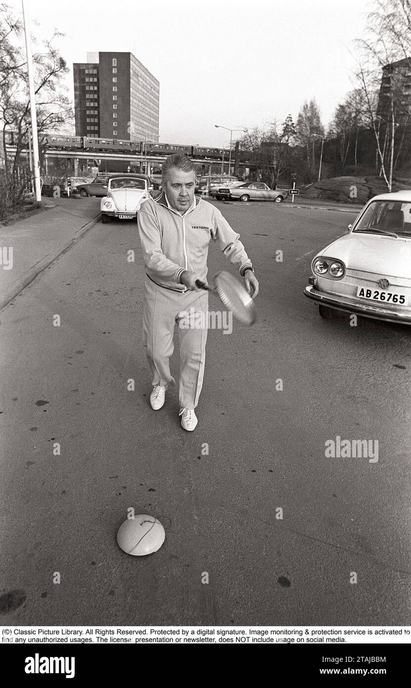 Torsten Johansson. Tennista svedese. 1920-2004. È stato un tennista di successo con numerosi titoli di campionato svedesi. Dopo la sua carriera nel tennis, Torsten è stato un venditore per aziende che hanno sviluppato vari prodotti per il tennis. Presso la società di Helsingborg Tretorn, Johansson ebbe l'idea di un "allenatore di tennis" individuale ed economico. L'invenzione era semplice. La palla con il lungo cavo di gomma è usata da quasi tutti i principianti per praticare i loro colpi. Veniva usato a casa e soprattutto per strada. Potrebbe essere spostata rapidamente se arrivasse un'auto. L'anno è il 1971. Kristoffersson rif Pärm 5-21 Foto Stock