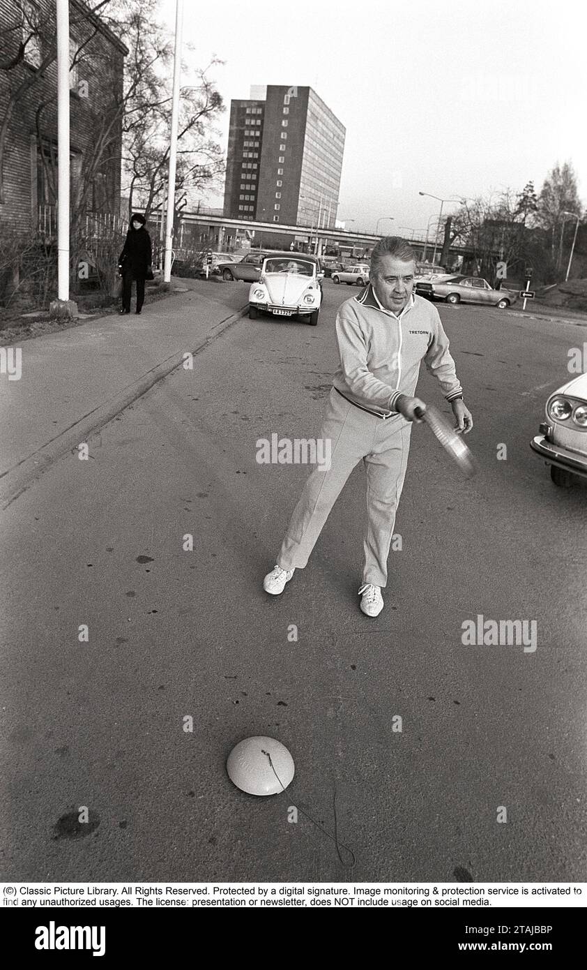 Torsten Johansson. Tennista svedese. 1920-2004. È stato un tennista di successo con numerosi titoli di campionato svedesi. Dopo la sua carriera nel tennis, Torsten è stato un venditore per aziende che hanno sviluppato vari prodotti per il tennis. Presso la società di Helsingborg Tretorn, Johansson ebbe l'idea di un "allenatore di tennis" individuale ed economico. L'invenzione era semplice. La palla con il lungo cavo di gomma è usata da quasi tutti i principianti per praticare i loro colpi. Veniva usato a casa e soprattutto per strada. Potrebbe essere spostata rapidamente se arrivasse un'auto. L'anno è il 1971. Kristoffersson rif Pärm 5-21 Foto Stock