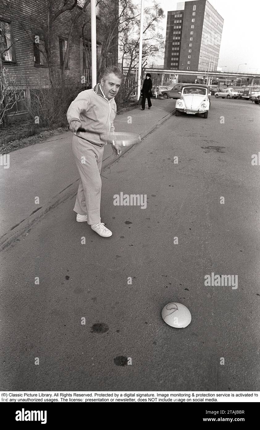 Torsten Johansson. Tennista svedese. 1920-2004. È stato un tennista di successo con numerosi titoli di campionato svedesi. Dopo la sua carriera nel tennis, Torsten è stato un venditore per aziende che hanno sviluppato vari prodotti per il tennis. Presso la società di Helsingborg Tretorn, Johansson ebbe l'idea di un "allenatore di tennis" individuale ed economico. L'invenzione era semplice. La palla con il lungo cavo di gomma è usata da quasi tutti i principianti per praticare i loro colpi. Veniva usato a casa e soprattutto per strada. Potrebbe essere spostata rapidamente se arrivasse un'auto. L'anno è il 1971. Kristoffersson rif Pärm 5-21 Foto Stock