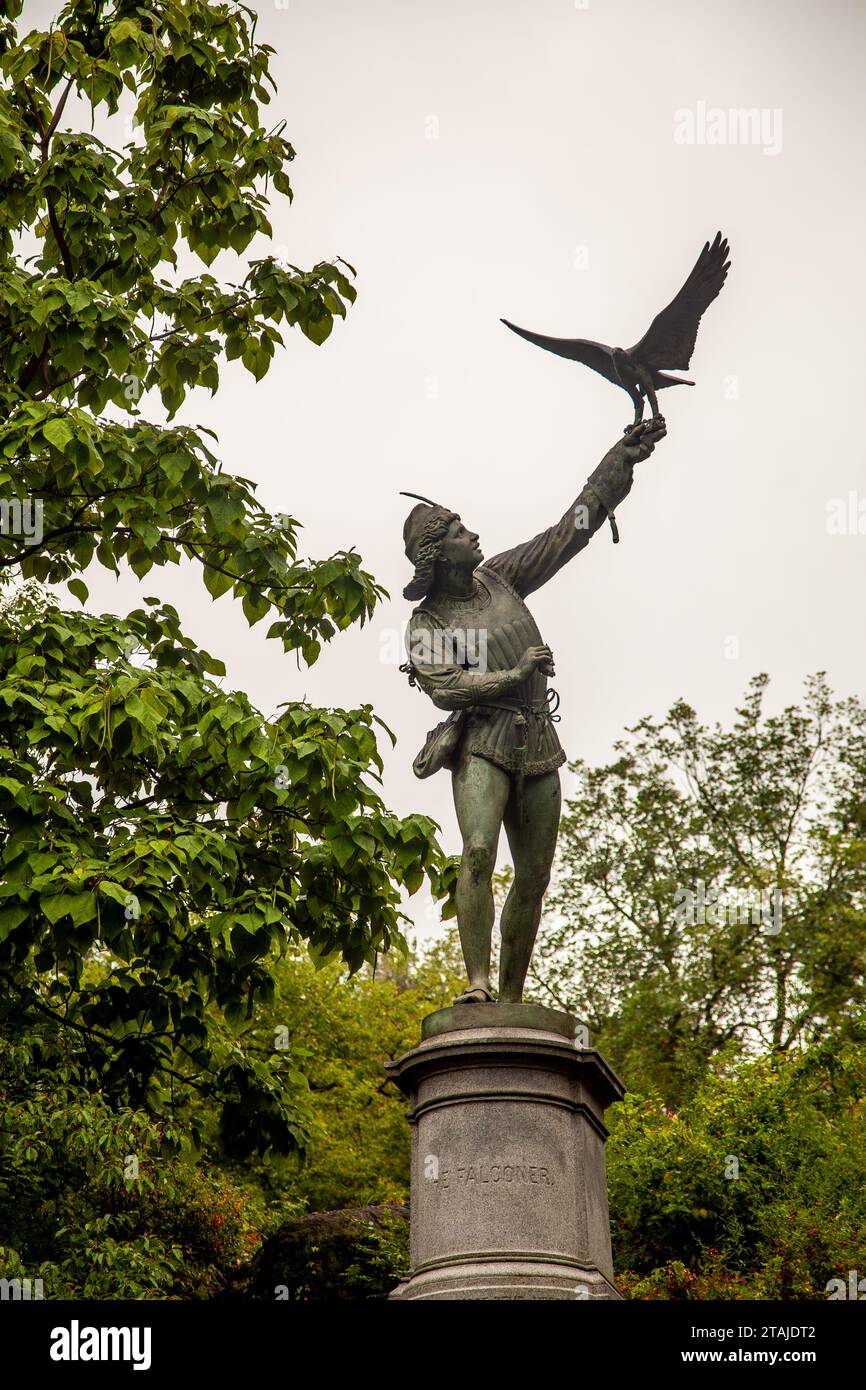 La statua di Falconer a Central Park Foto Stock