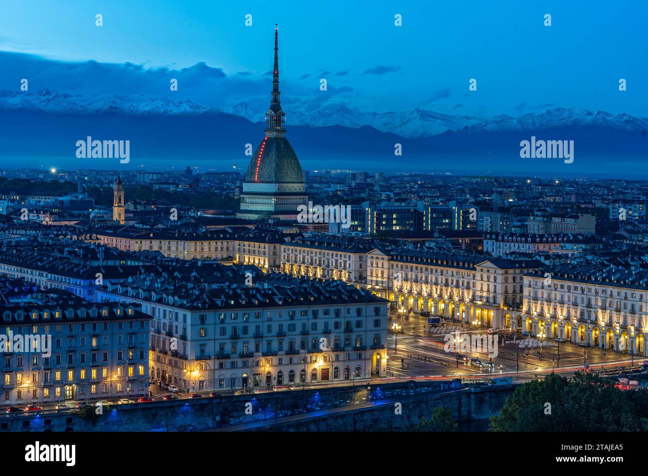 Vista aerea notturna della città di Torino (Italia) Foto Stock