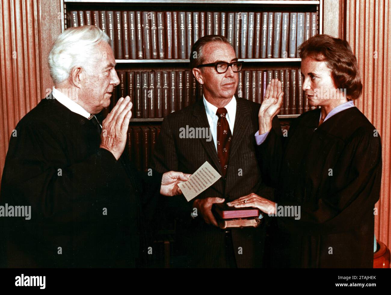 **FOTO DEL FILE** Sandra Day o Connor è morto. Sandra Day o Connor, a destra, è giurata come giudice associato della Corte Suprema degli Stati Uniti dal giudice capo degli Stati Uniti Warren Burger, a sinistra, alla Corte Suprema degli Stati Uniti a Washington, D.C. il 25 settembre 1981. Suo marito John o Connor, al centro, guarda. Il giudice o Connor è la prima donna della Corte Suprema, in sostituzione di Potter Stewart. Copyright obbligatorio: XCNPx/xMediaPunchx Foto Stock