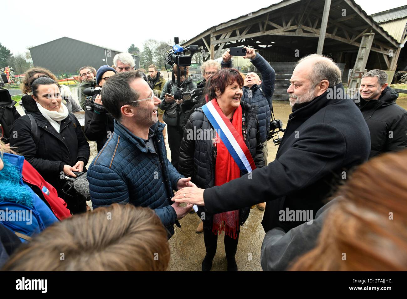 © PHOTOPQR/OUEST FRANCE/Thierry Creux ; Pleucadeuc ; 01/12/2023 ; Pleucadeuc. Morbihan. Le ministre de la Justice Éric Dupond-Moretti en visite au GAEC de Saint-Barthélémy pour rencontrer des représentants de la FNSEA sur le thème de la proposition de loi sur les Troubles anormaux de voisinage (coq, moissonneuse-batteuse, cloches.) IT compagnie de Nicole le Peih, députée du Morbihan, Foto: ici avec un responsable du GAEC, Vincentd Guimard. (Foto Thierry Creux Ouest-France) - Pleucadeuc, Francia, 1 dicembre 2023. Visita del Ministro della giustizia (dopo Foto Stock