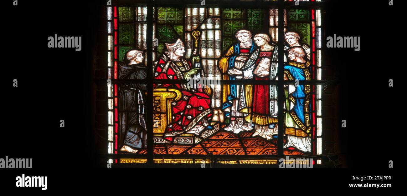 Il vescovo Grosseteste, nella cattedrale normanna costruita a Lincoln, Inghilterra: Vetrata colorata nella sala capitolare della cattedrale. Foto Stock