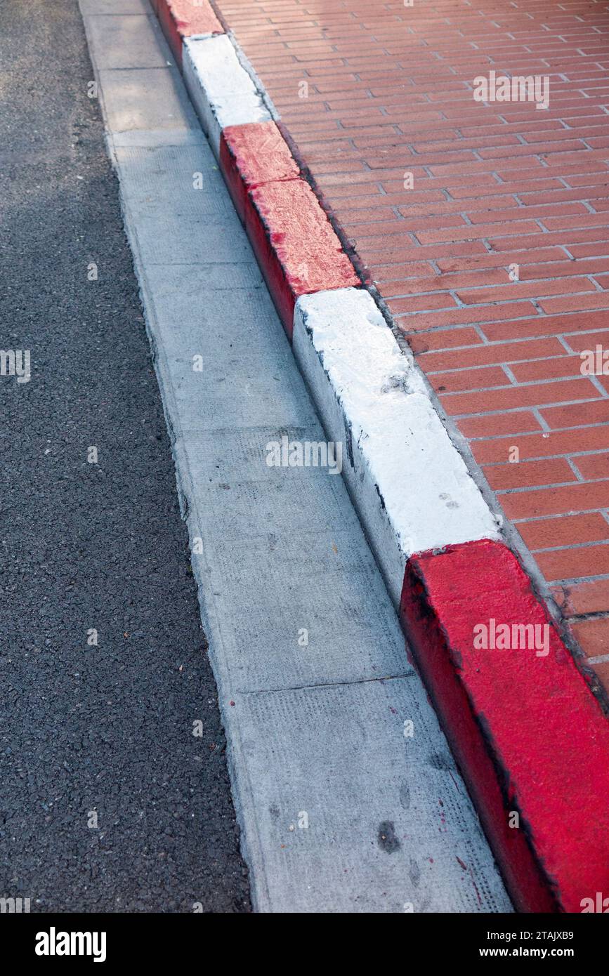 Marciapiede bianco e rosso monegasco / marciapiedi in stile racing rosso e bianco sulla strada, percorso del circuito di Formula 1 del Gran Premio di Monaco. (135) Foto Stock