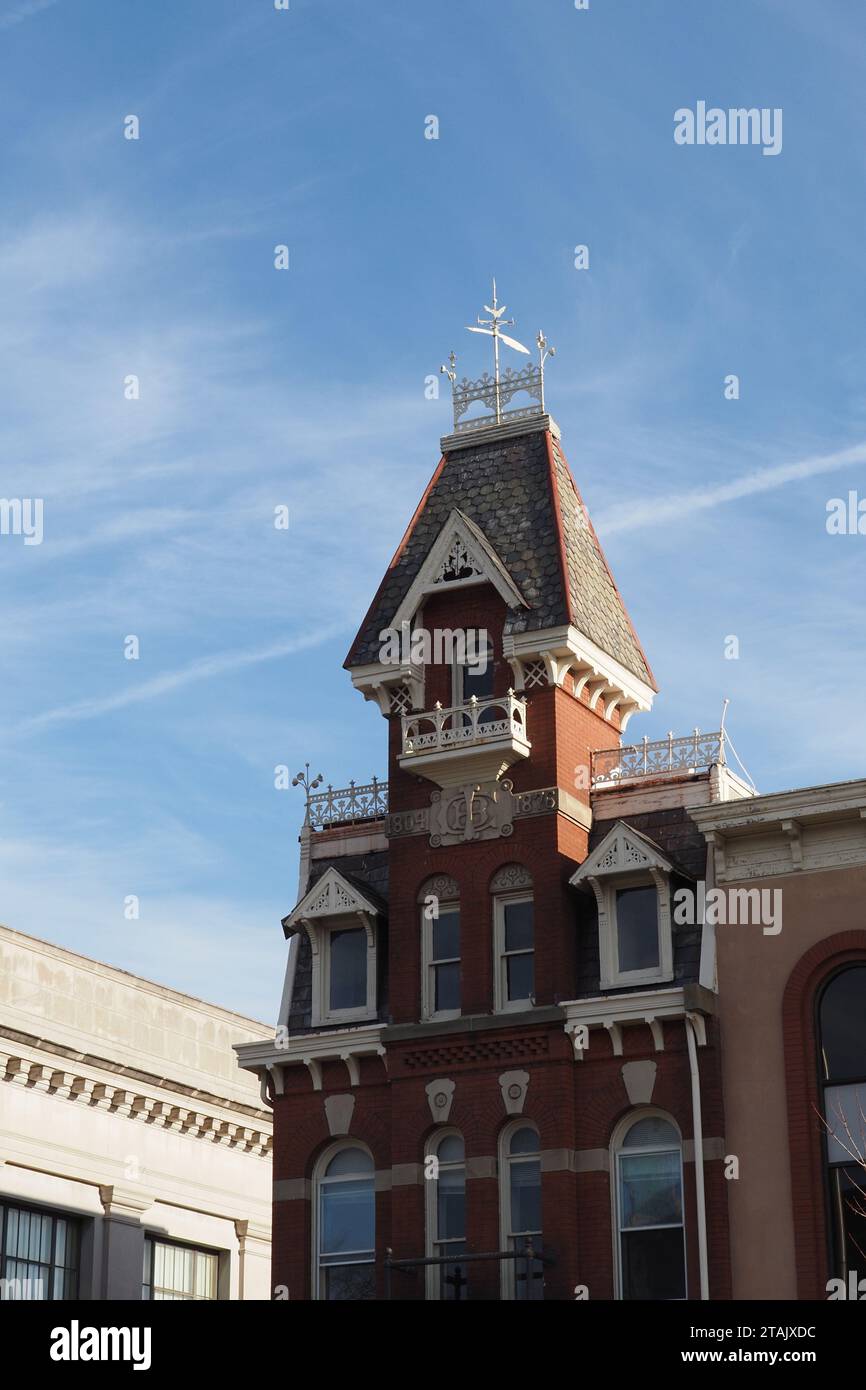 L'edificio è alto nel cielo blu. Foto Stock