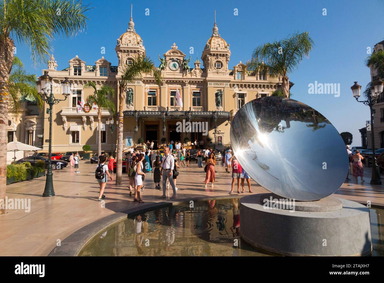 Esterno del Casinò Monte Carlo / Monte-Carlo con scultura a specchio concavo, lo 'Sky Mirror' di Anish Kapoor, in acciaio inossidabile lucido. Monaco. (135) Foto Stock