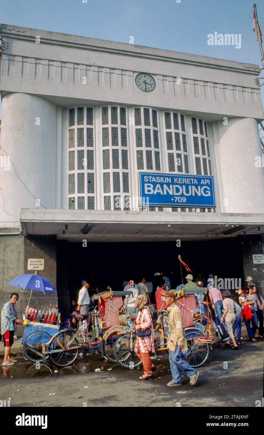 Indonesia, Bandung. Stazione ferroviaria costruita durante il periodo coloniale olandese. Foto Stock