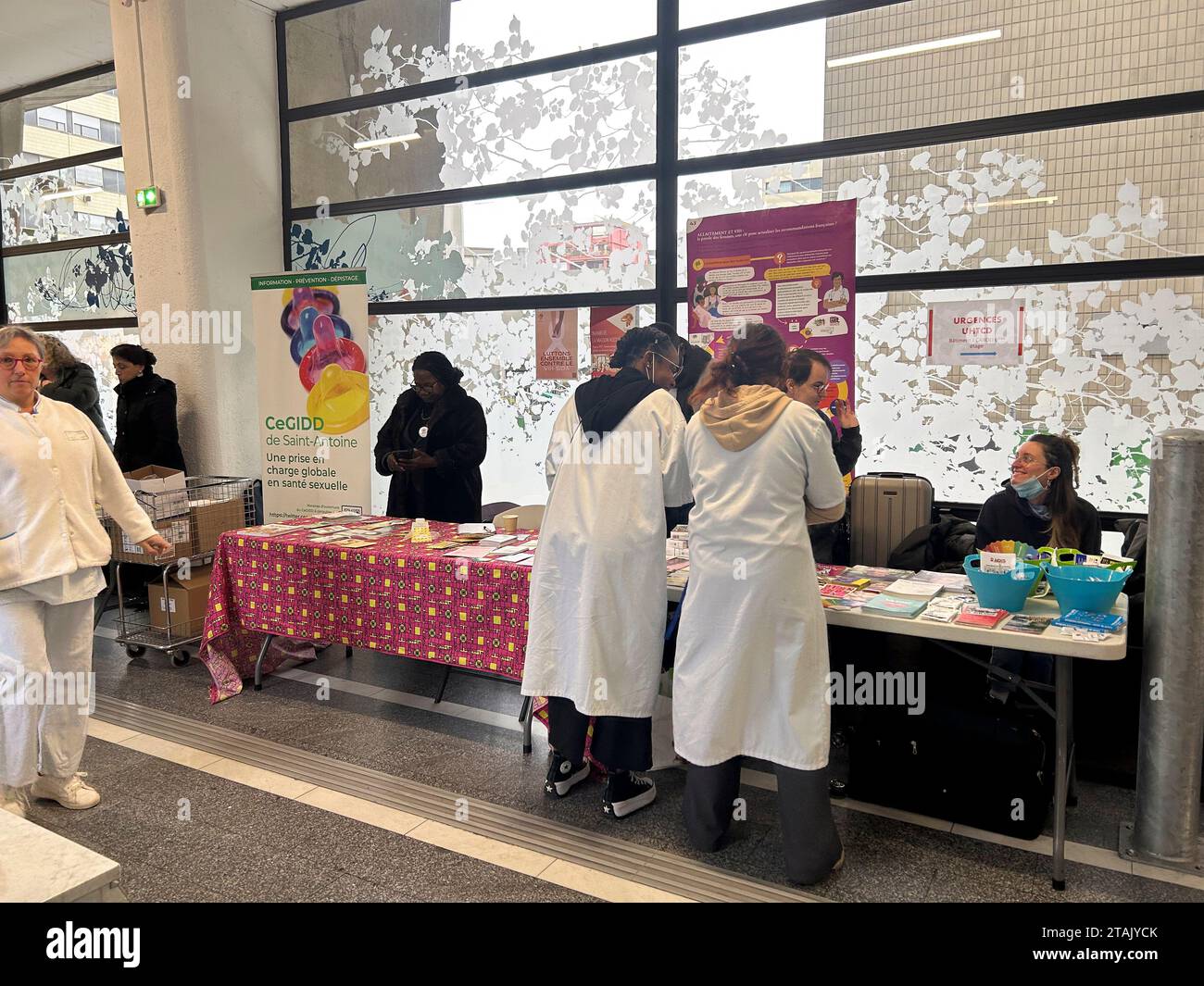 Parigi, Francia, gruppo di persone, donne, attivisti per l'AIDS al lavoro durante la giornata mondiale dell'AIDS, nell'ospedale francese di Saint Antoine, parlando con gli operai di assistenza agli Helath, infermieri Foto Stock