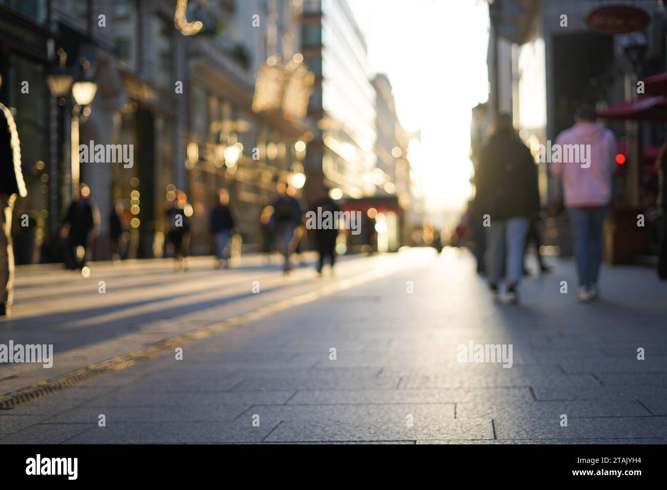 Sfondo sfocato. Persone sfocate che camminano per una strada cittadina Foto Stock