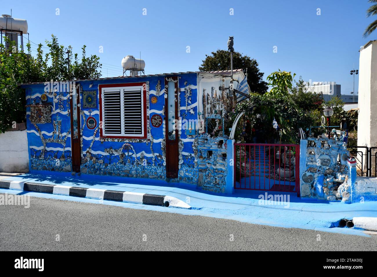 Paphos, Cipro - 2 ottobre 2023: La Blue Shell House nel centro storico - città è stata capitale europea della cultura nel 2017 Foto Stock