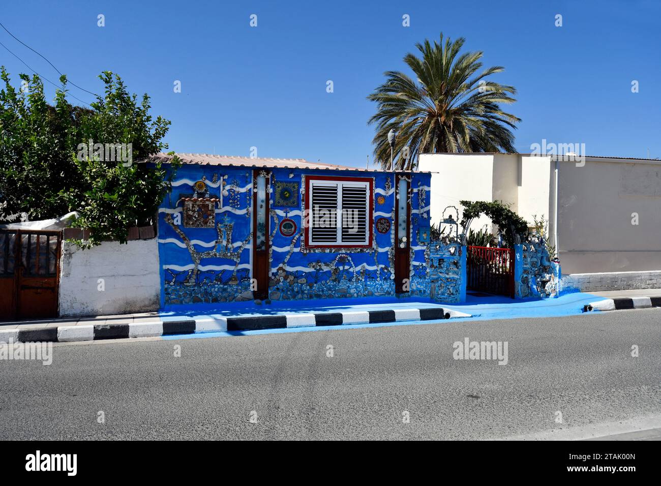 Paphos, Cipro - 2 ottobre 2023: La Blue Shell House nel centro storico - città è stata capitale europea della cultura nel 2017 Foto Stock