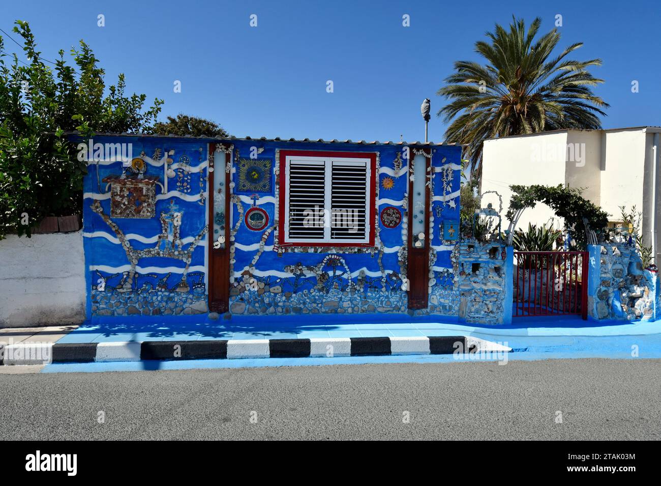 Paphos, Cipro - 2 ottobre 2023: La Blue Shell House nel centro storico - città è stata capitale europea della cultura nel 2017 Foto Stock