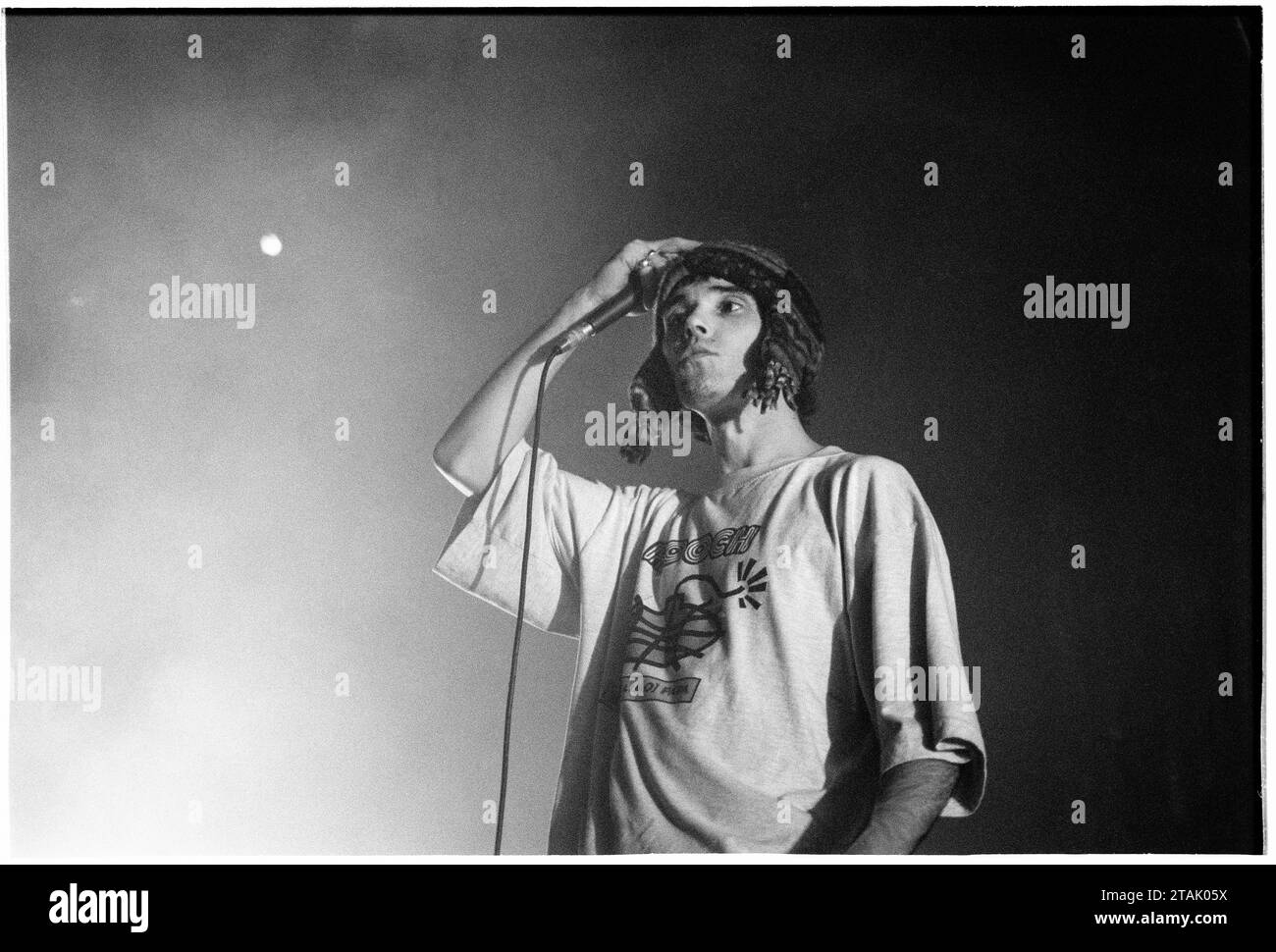 IAN BROWN, THE STONE ROSES, CANTANTE, 1994: Ian Brown dei The Stone Roses che suonano al Newport Centre di Newport, Galles, Regno Unito in un tour per promuovere il loro singolo Love Spreads e l'album Second Coming, il 4 dicembre 1994. Foto: Rob Watkins Foto Stock