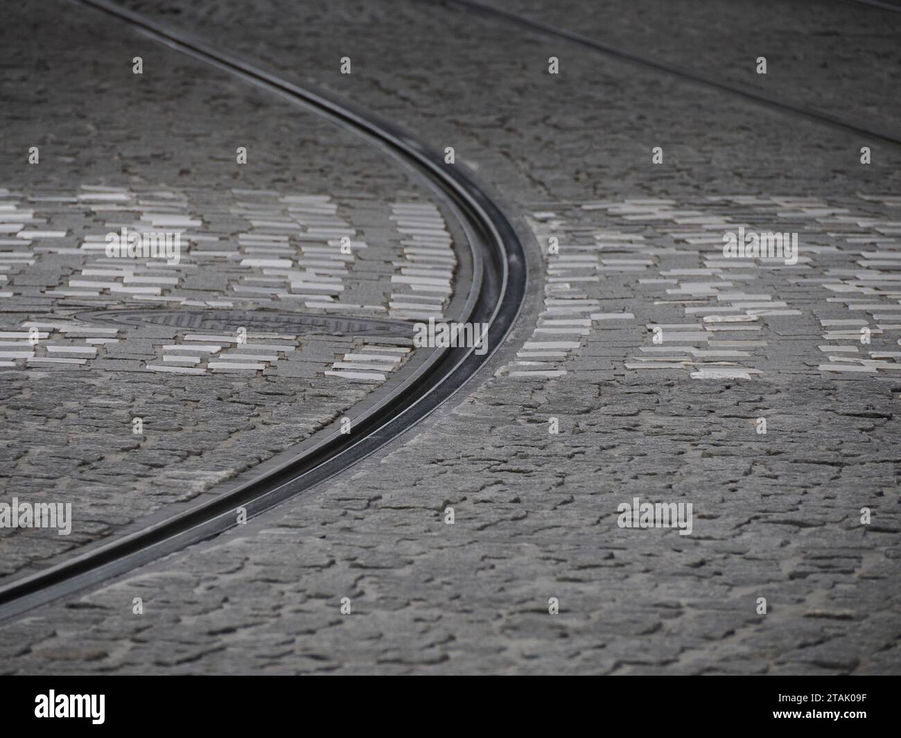 Un tram a graz in austria, piste e cavi nella stagione invernale Foto Stock