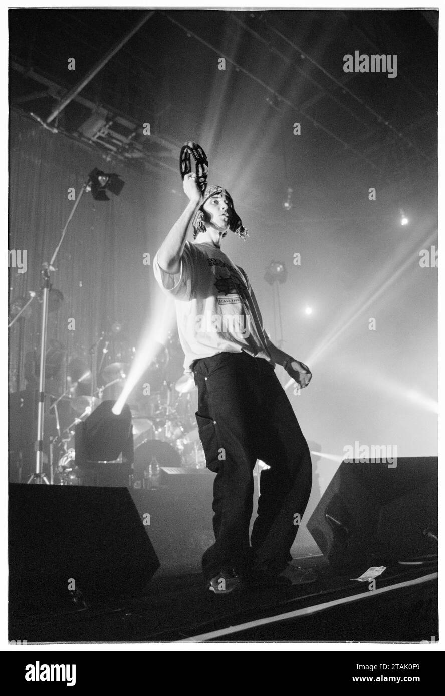 IAN BROWN, THE STONE ROSES, CANTANTE, 1994: Ian Brown dei The Stone Roses che suonano al Newport Centre di Newport, Galles, Regno Unito in un tour per promuovere il loro singolo Love Spreads e l'album Second Coming, il 4 dicembre 1994. Foto: Rob Watkins Foto Stock