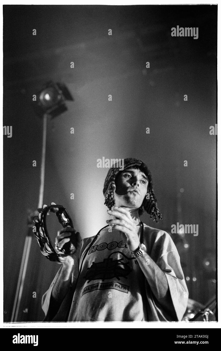 IAN BROWN, THE STONE ROSES, CANTANTE, 1994: Ian Brown dei The Stone Roses che suonano al Newport Centre di Newport, Galles, Regno Unito in un tour per promuovere il loro singolo Love Spreads e l'album Second Coming, il 4 dicembre 1994. Foto: Rob Watkins Foto Stock