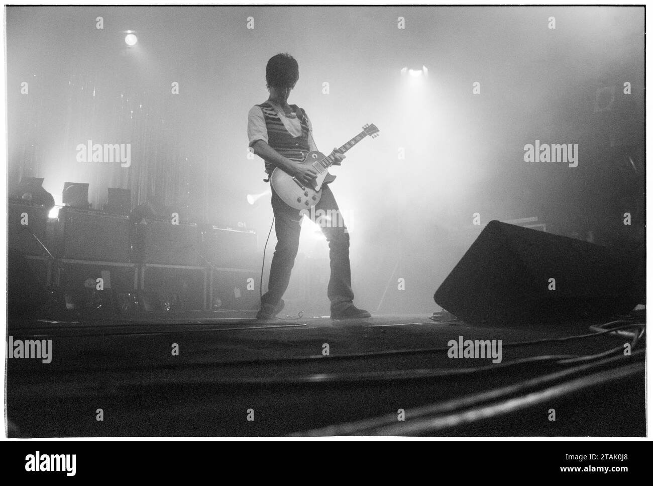 STONE ROSES, JOHN SQUIRE, CHITARRA, 1994: John Squire degli Stone Roses che suonano al Newport Centre di Newport, Galles, Regno Unito in un tour per promuovere il loro singolo Love Spreads e l'album Second Coming, il 4 dicembre 1994. Foto: Rob Watkins Foto Stock