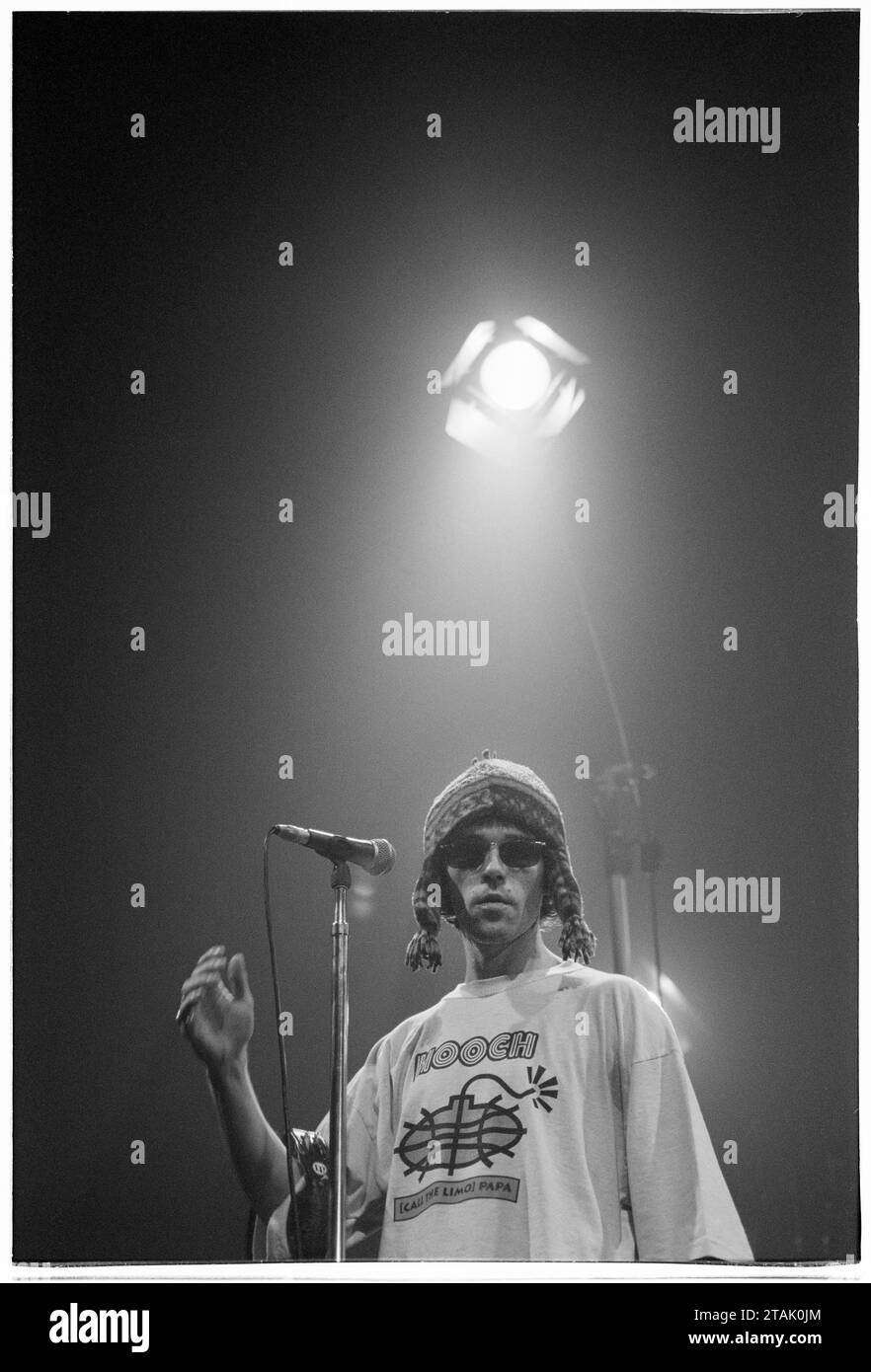 IAN BROWN, THE STONE ROSES, CANTANTE, 1994: Ian Brown dei The Stone Roses che suonano al Newport Centre di Newport, Galles, Regno Unito in un tour per promuovere il loro singolo Love Spreads e l'album Second Coming, il 4 dicembre 1994. Foto: Rob Watkins Foto Stock