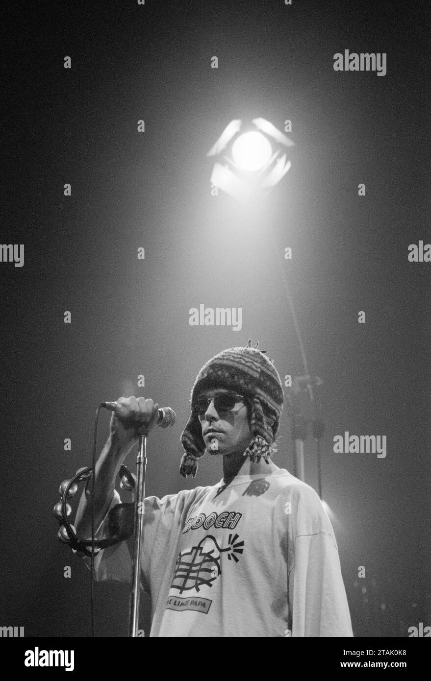 IAN BROWN, THE STONE ROSES, CANTANTE, 1994: Ian Brown dei The Stone Roses che suonano al Newport Centre di Newport, Galles, Regno Unito in un tour per promuovere il loro singolo Love Spreads e l'album Second Coming, il 4 dicembre 1994. Foto: Rob Watkins Foto Stock