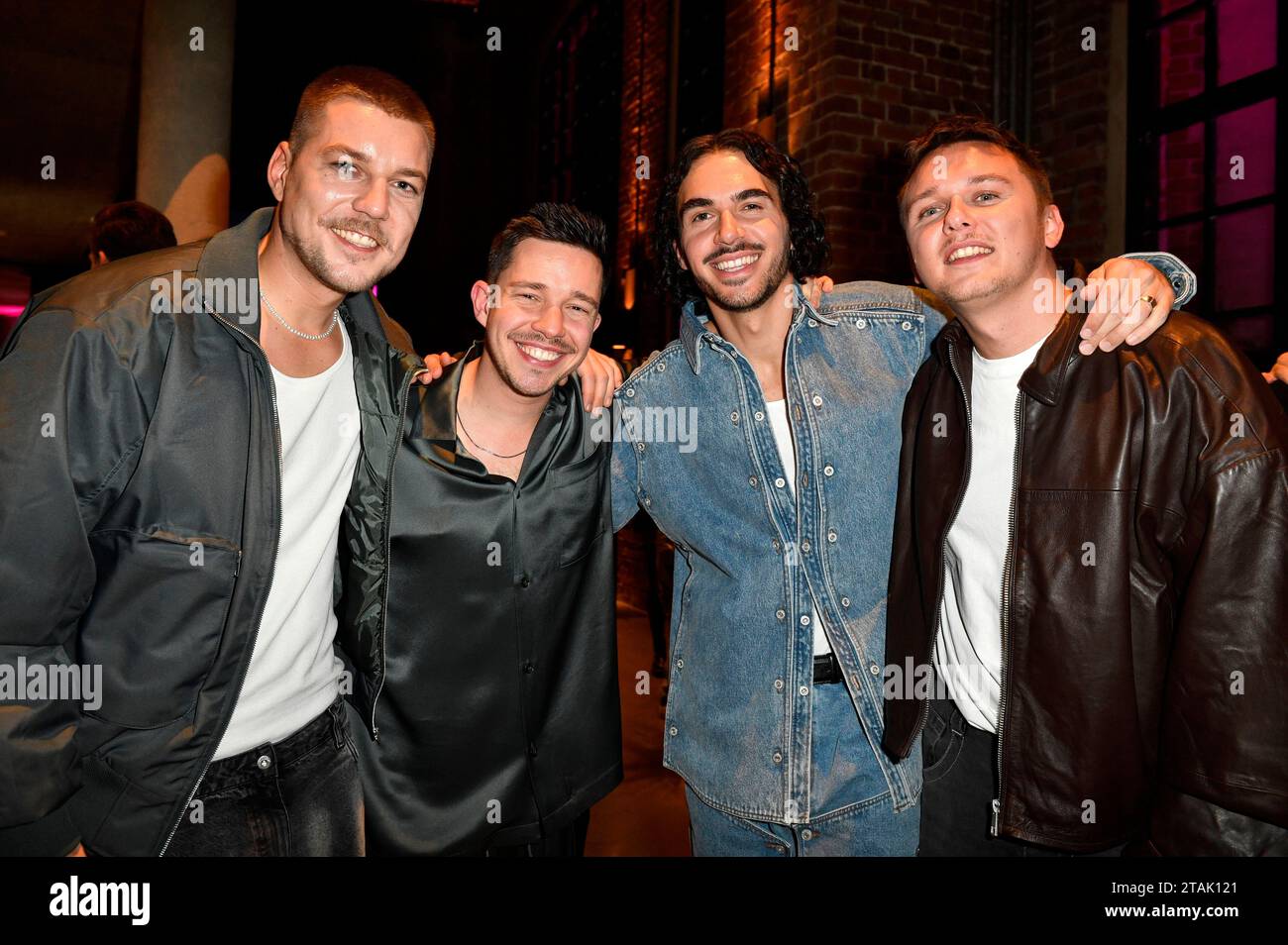 Nico Santos mit Fabian Fieser, Bojan 'Boki' Kalajdzic und Mark Vonsin von ClockClock bei der 24. Verleihung der 1Live Krone 2023 im Lokschuppen. Bielefeld, 30.11.2023 Foto Stock
