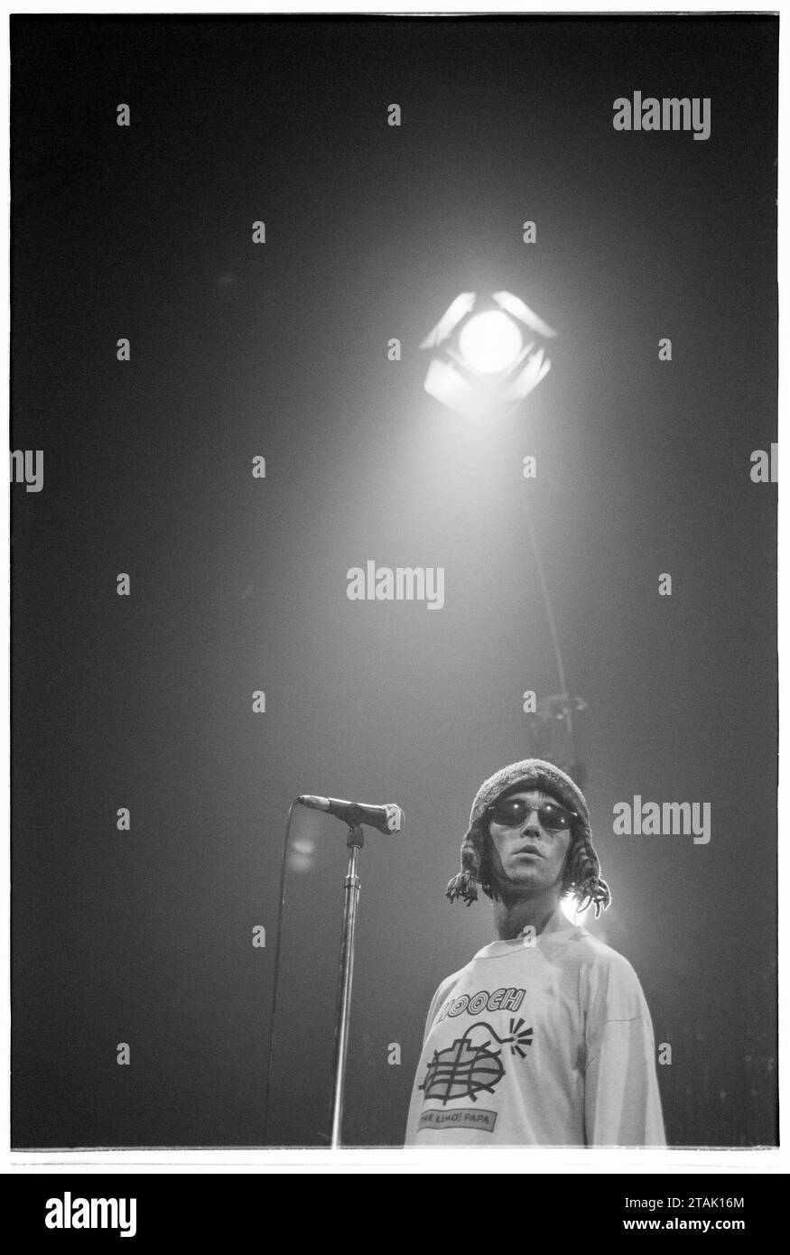 IAN BROWN, THE STONE ROSES, CANTANTE, 1994: Ian Brown dei The Stone Roses che suonano al Newport Centre di Newport, Galles, Regno Unito in un tour per promuovere il loro singolo Love Spreads e l'album Second Coming, il 4 dicembre 1994. Foto: Rob Watkins Foto Stock