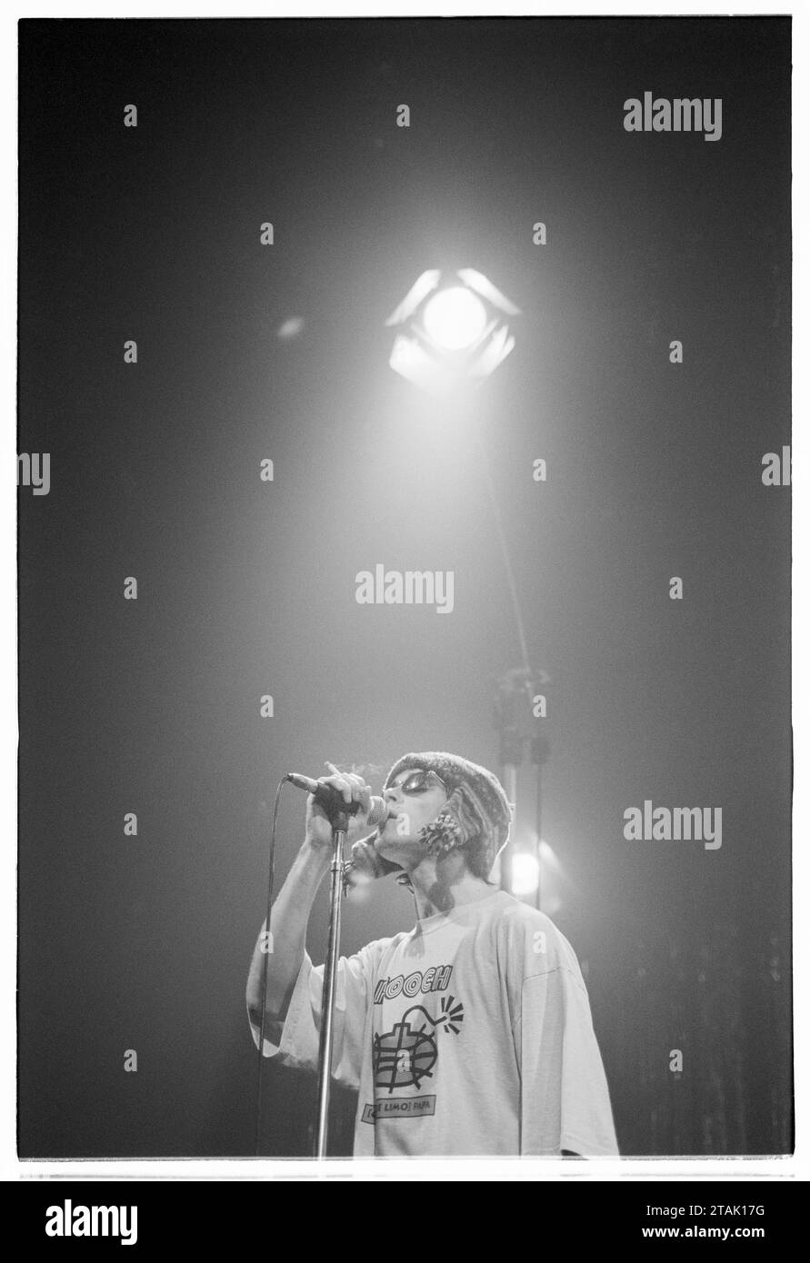 IAN BROWN, THE STONE ROSES, CANTANTE, 1994: Ian Brown dei The Stone Roses fuma una sigaretta e canta al Newport Centre di Newport, Galles, Regno Unito in un tour per promuovere il loro singolo Love Spreads e l'album Second Coming, il 4 dicembre 1994. Foto: Rob Watkins Foto Stock
