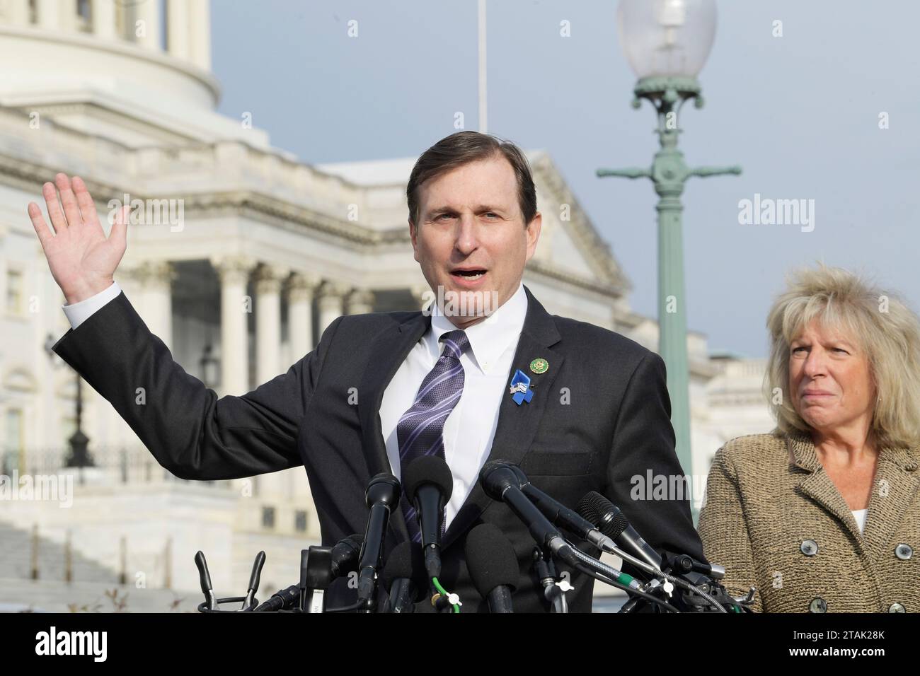 Il membro del Congresso DEGLI STATI UNITI Daniel Goldman (D-NY) parla dell'espulsione del deputato George Santos dal Congresso durante una conferenza stampa di oggi, il 1 dicembre 2023, al House Triangle/Capitol Hill a Washington DC, USA. (Foto di Lenin Nolly/Sipa USA) Foto Stock