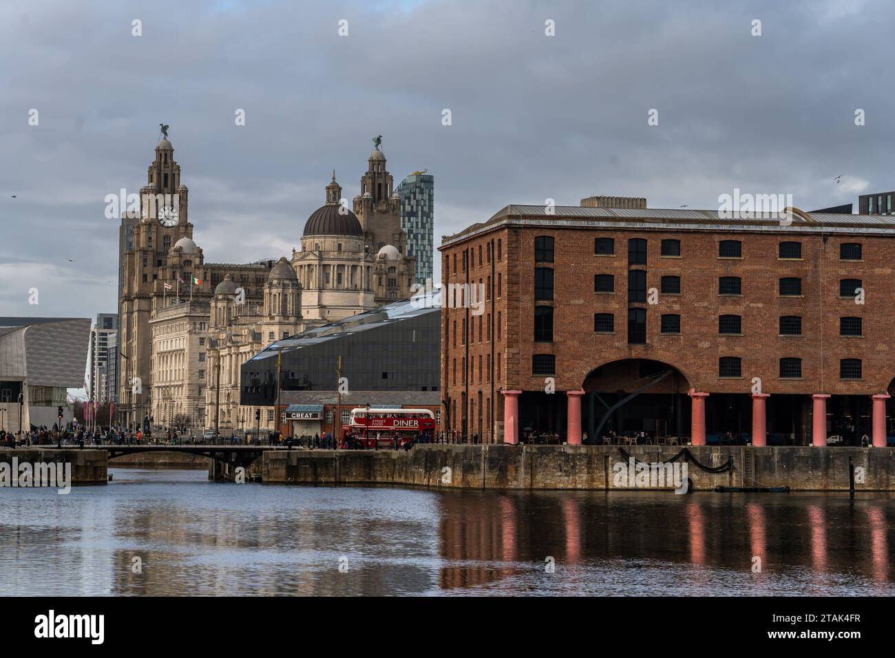 Il Royal Albert Dock e il Royal Liver Building sullo sfondo a Liverpool Foto Stock