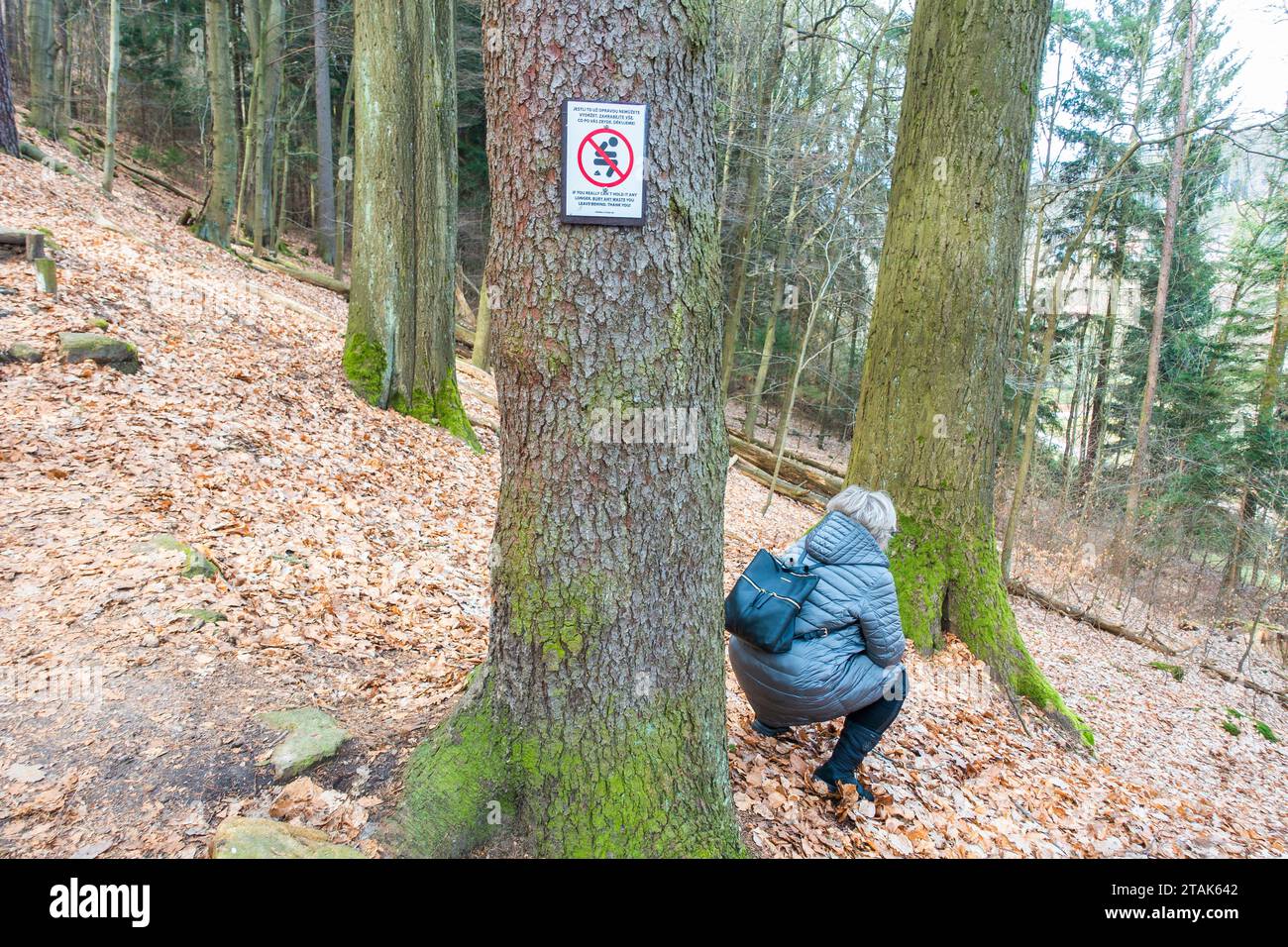 FIRMI, AVVERTI SE DAVVERO NON RIESCI PIÙ A TENERLO, SEPPELLISCI TUTTI I RIFIUTI CHE LASCI. GRAZIE! Campagna ripuliamo il paradiso boemo (CTK P Foto Stock