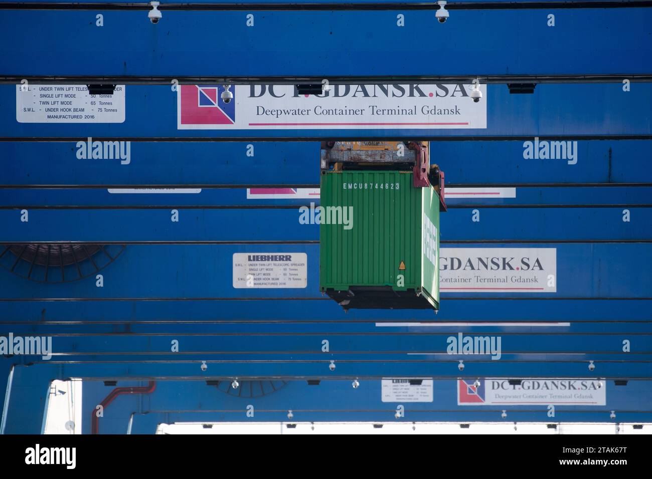 Danzica, Polonia. Dicembre 2023. Una delle navi container più nuove e più grandi della Orient Overseas Container Line, OOCL Gdynia, nel Baltic Hub, ex Deepwater Container Terminal DCT © Wojciech Strozyk / Alamy Live News Foto Stock