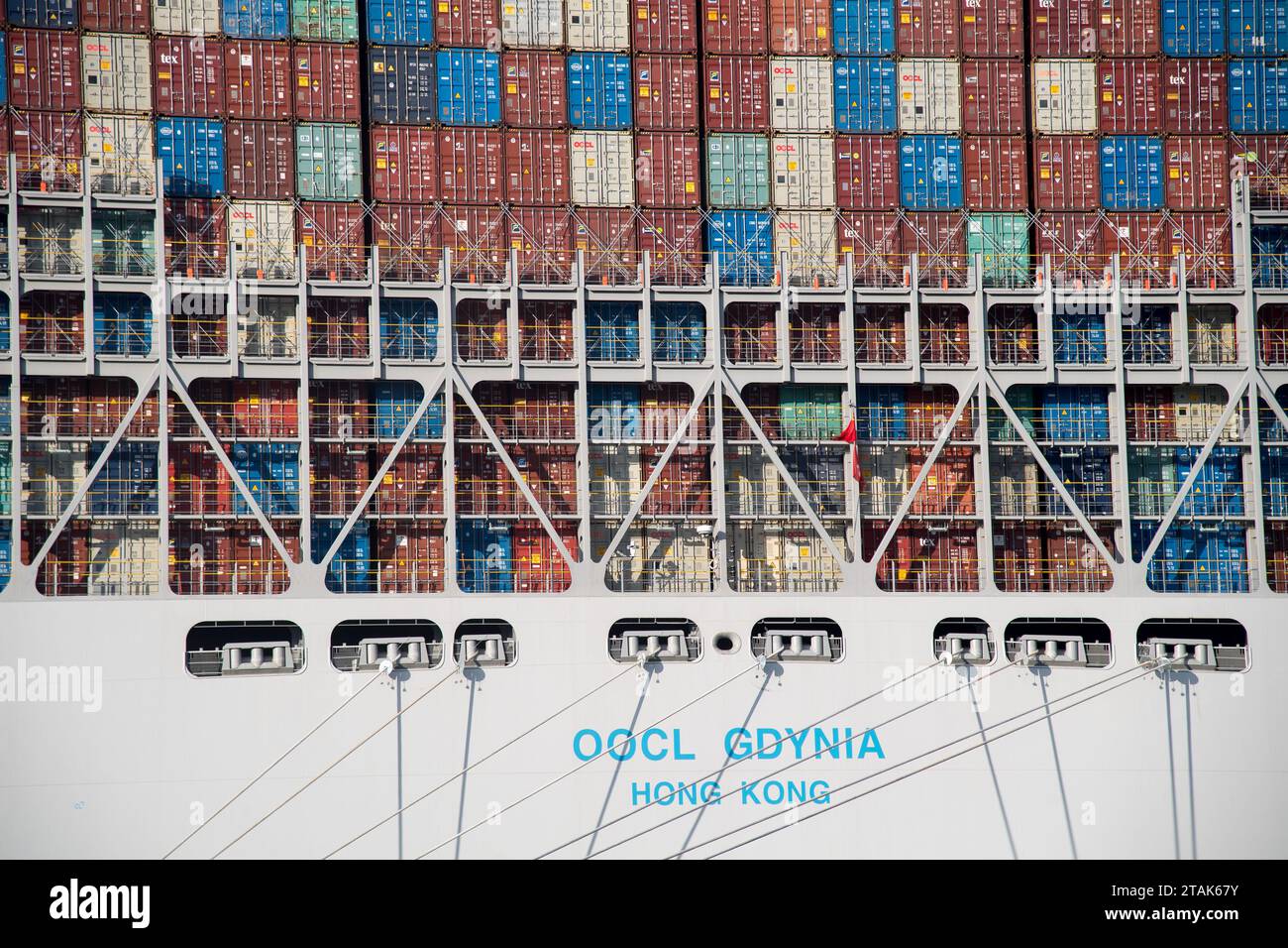 Danzica, Polonia. Dicembre 2023. Una delle navi container più nuove e più grandi della Orient Overseas Container Line, OOCL Gdynia, nel Baltic Hub, ex Deepwater Container Terminal DCT © Wojciech Strozyk / Alamy Live News Foto Stock