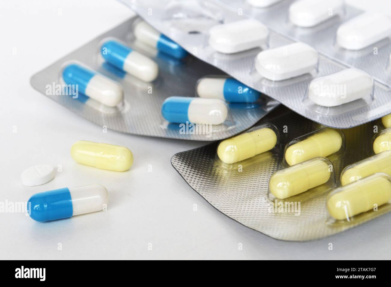 Pillole e capsule sfondo. Concetto sanitario e farmaceutico. Foto Stock