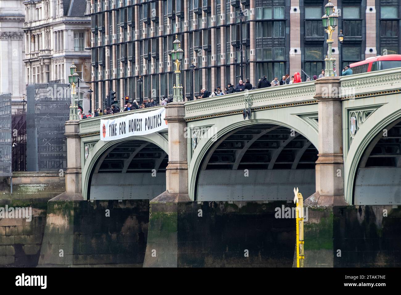Londra, Regno Unito. 21 novembre 2023. I manifestanti hanno avuto un grande momento per la politica onesta banner sul Westminster Bridge oggi. La polizia del Met è stata subito sulla scena. I manifestanti erano a Londra come parte del MP Watch, dove avevano pianificato di tenere conversazioni costruttive sul clima con i parlamentari locali che chiedevano No New Oil. Alla MP Watch hanno partecipato scienziati per la ribellione dell'estinzione, scienziati per la responsabilità globale, Climate Majority Project, Avvocati responsabili, The Education Climate Coalition, Green @ Barts Health, Eco Medics, Climate Psychology Alliance, Climate Science Breakthrough Foto Stock