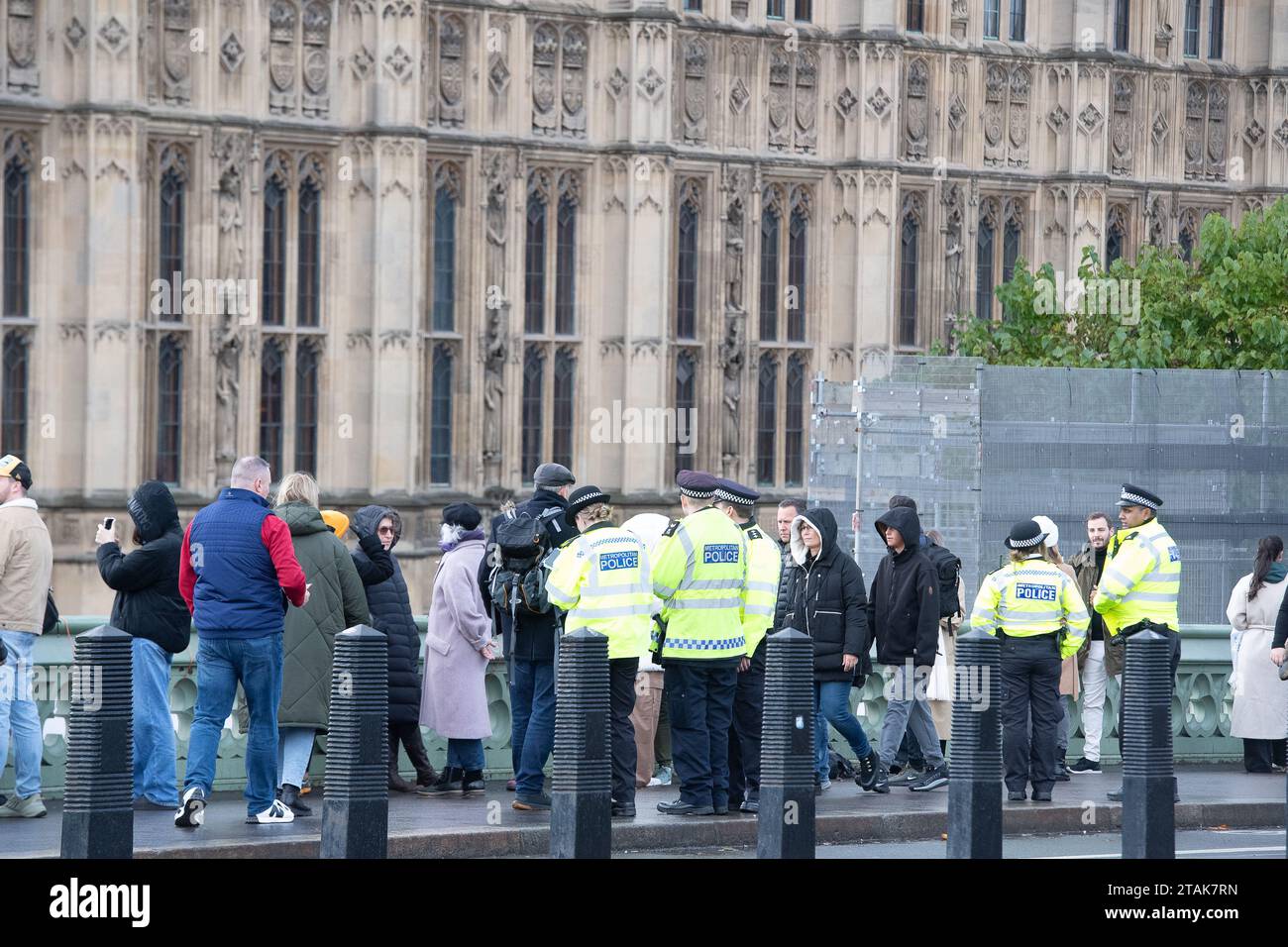 Londra, Regno Unito. 21 novembre 2023. I manifestanti hanno avuto un grande momento per la politica onesta banner sul Westminster Bridge oggi. La polizia del Met è stata subito sulla scena. I manifestanti erano a Londra come parte del MP Watch, dove avevano pianificato di tenere conversazioni costruttive sul clima con i parlamentari locali che chiedevano No New Oil. Alla MP Watch hanno partecipato scienziati per la ribellione dell'estinzione, scienziati per la responsabilità globale, Climate Majority Project, Avvocati responsabili, The Education Climate Coalition, Green @ Barts Health, Eco Medics, Climate Psychology Alliance, Climate Science Breakthrough Foto Stock