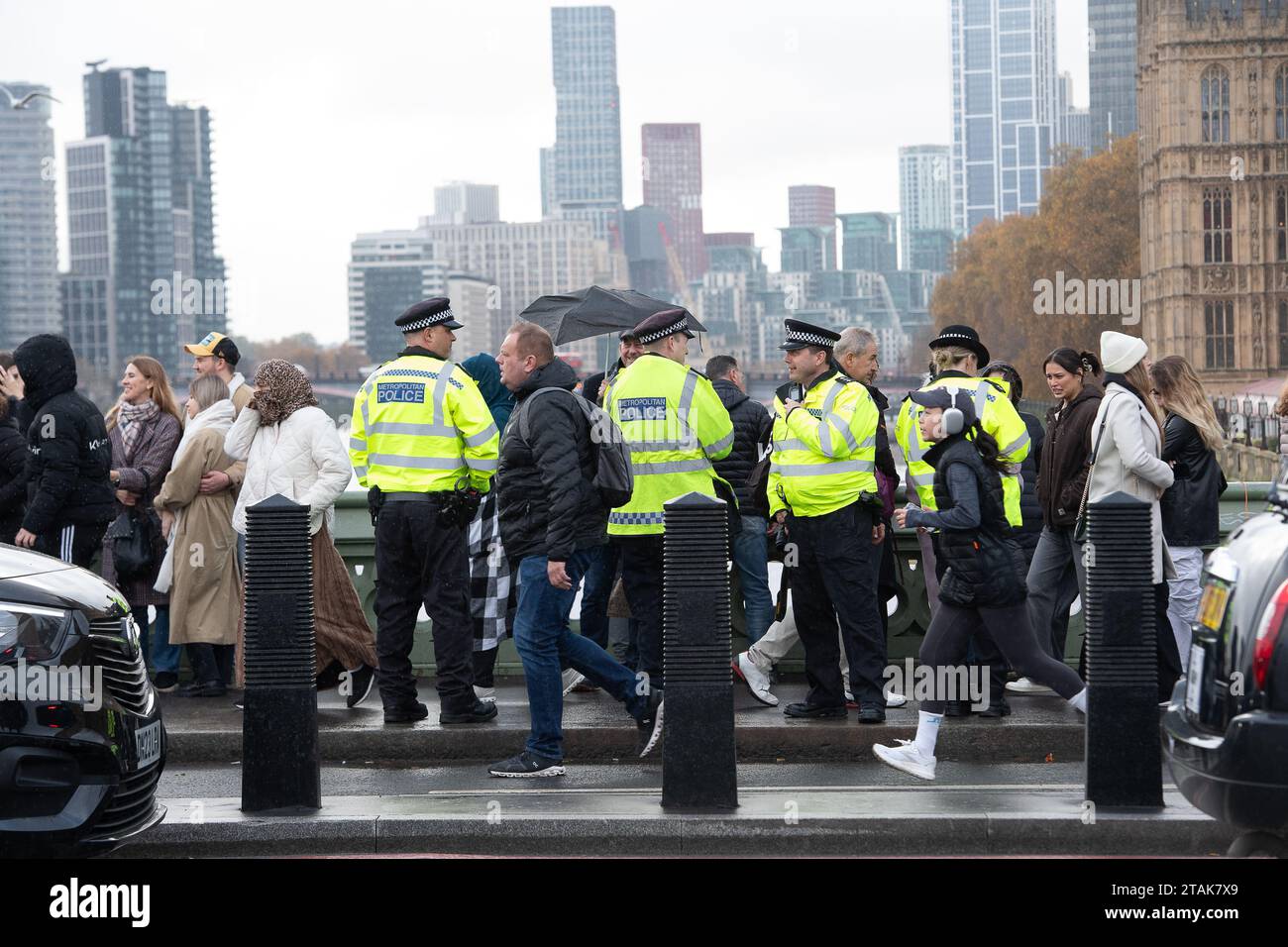Londra, Regno Unito. 21 novembre 2023. I manifestanti hanno avuto un grande momento per la politica onesta banner sul Westminster Bridge oggi. La polizia del Met è stata subito sulla scena. I manifestanti erano a Londra come parte del MP Watch, dove avevano pianificato di tenere conversazioni costruttive sul clima con i parlamentari locali che chiedevano No New Oil. Alla MP Watch hanno partecipato scienziati per la ribellione dell'estinzione, scienziati per la responsabilità globale, Climate Majority Project, Avvocati responsabili, The Education Climate Coalition, Green @ Barts Health, Eco Medics, Climate Psychology Alliance, Climate Science Breakthrough Foto Stock
