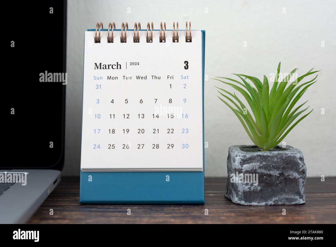 2024 Calendario da scrivania di marzo su sfondo blu Foto Stock