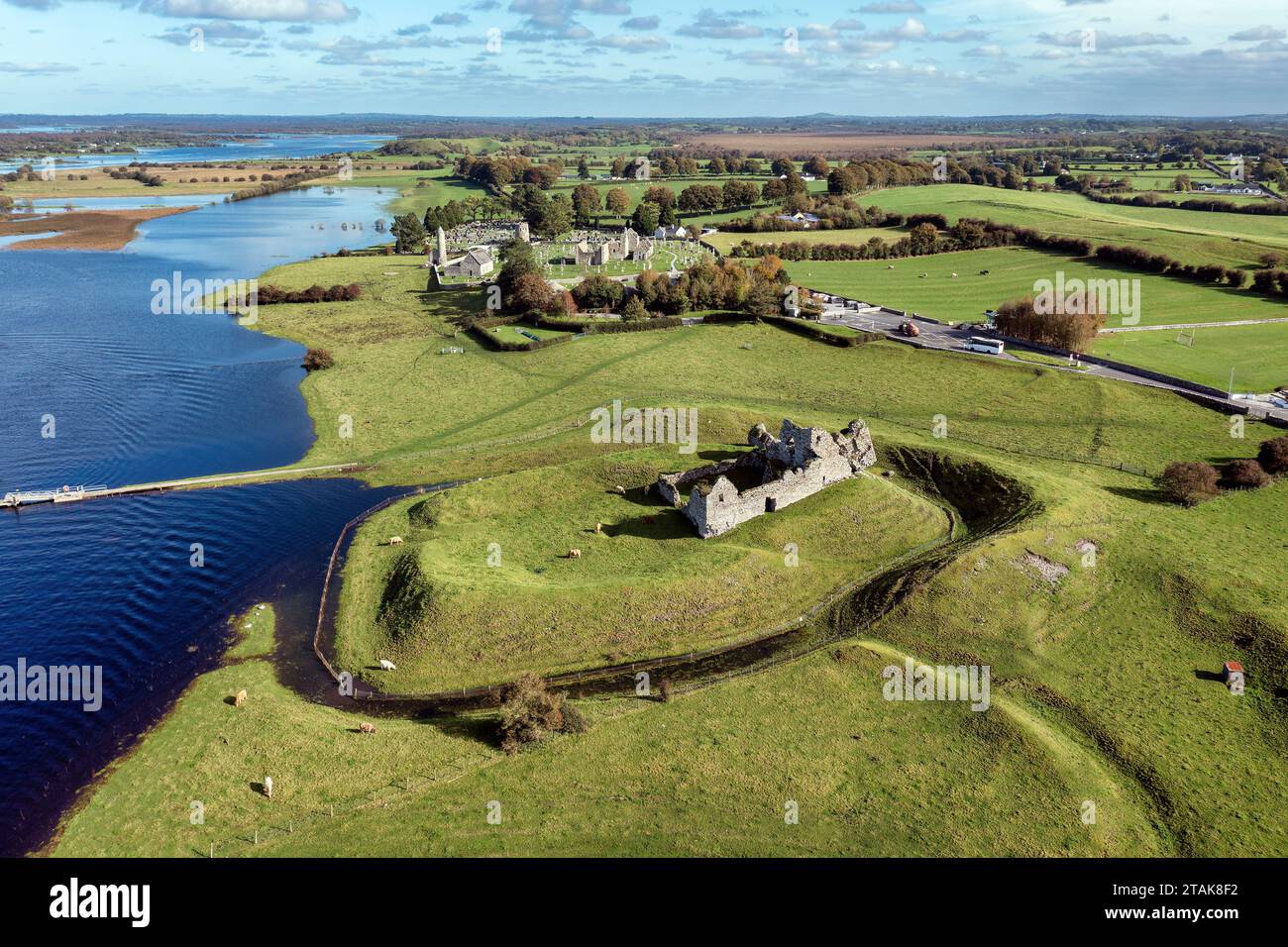 Vista aerea di Clonmacnoise, un monastero in rovina situato nella contea di Offaly, in Irlanda, sul fiume Shannon. Foto Stock