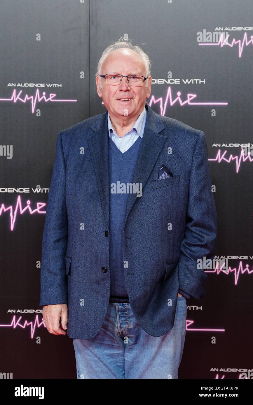 Pete Waterman partecipa ad un'udienza con Kylie alla Royal Albert Hall nel centro di Londra. Data immagine: Venerdì 1 dicembre 2023. Foto Stock