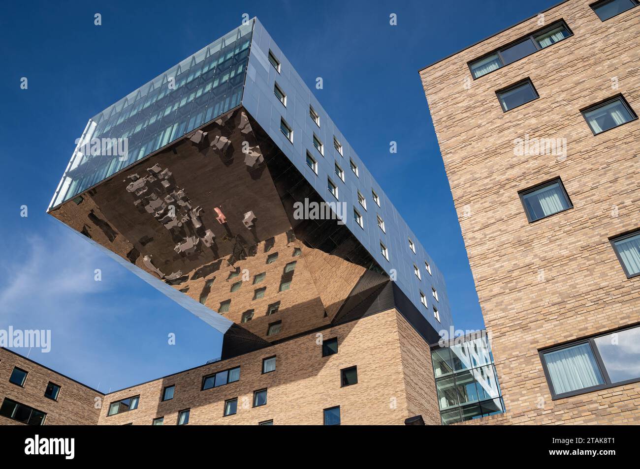 22.11.2023, Berlino, Deutschland, Europa - Ansicht des Hotel nhow Berlin der spanischen Hotelkette NH Hotel Group im ehemaligen Osthafen am Spreeufer im trendigen Berliner Szeneviertel Friedrichshain-Kreuzberg. Der Hotelkomplex ist Europas erstes Musikhotel. Der Entwurf stammt vom Buero Tchoban Voss Architekten. *** 22 11 2023, Berlino, Germania, vista Europa dell'hotel nhow Berlino della catena alberghiera spagnola NH Hotel Group nell'ex Osthafen sulle rive della Sprea nel quartiere trendy di Berlins Friedrichshain Kreuzberg il complesso alberghiero è il primo hotel musicale europeo il design è stato creato da T Foto Stock