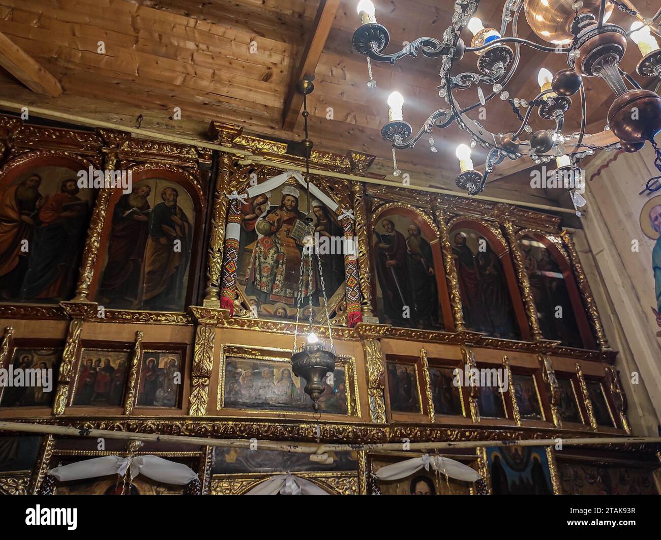 Tradizionale interno della chiesa Ucraina in legno con vecchie icone Foto Stock
