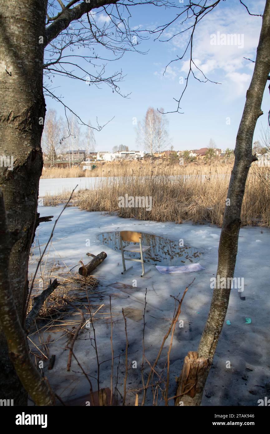 fotografia, stagione, ghiaccio, scioglimento, pesca, inverno, lago, all'aperto, natura, neve, sedia, freddo, fiume, giorno, bianco, buco, atmosfera, calma, bellezza io Foto Stock