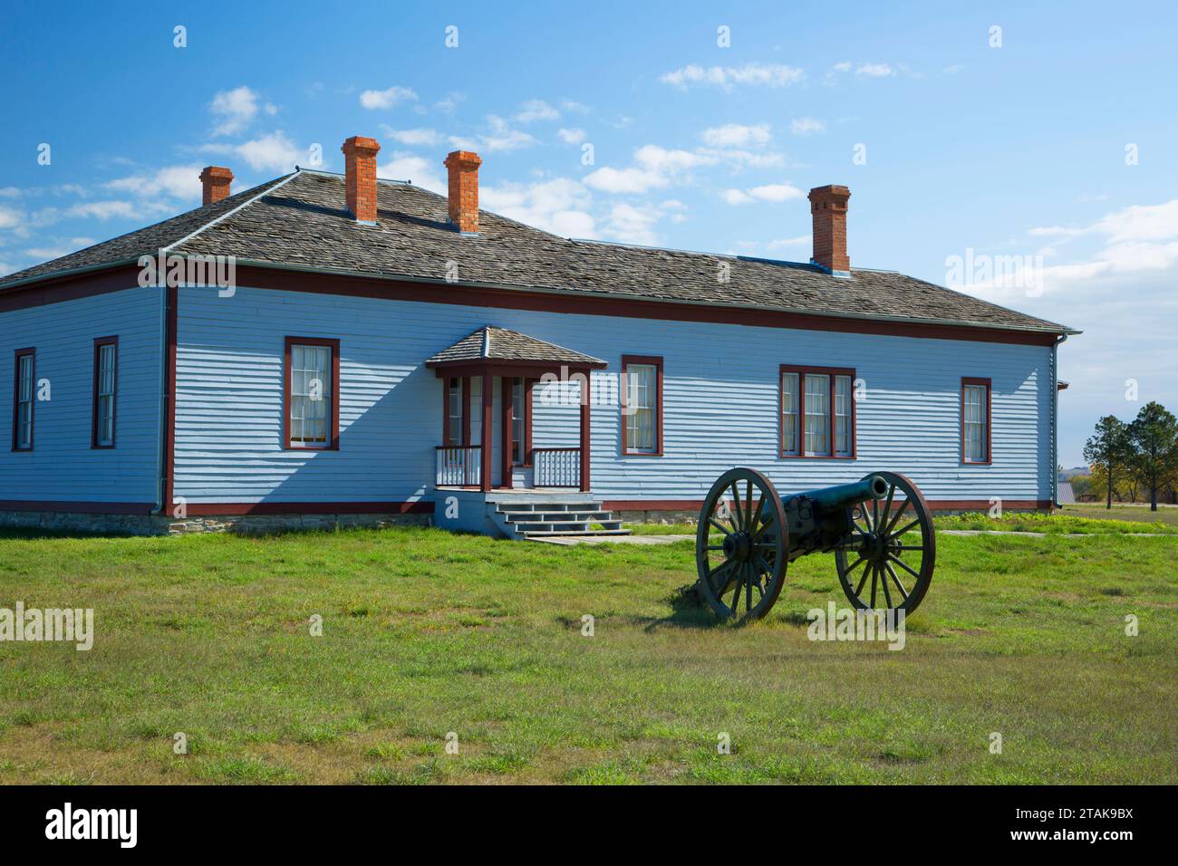 Field Officer's Quarters with Cannon, Fort Buford State Historic Site, North Dakota Foto Stock